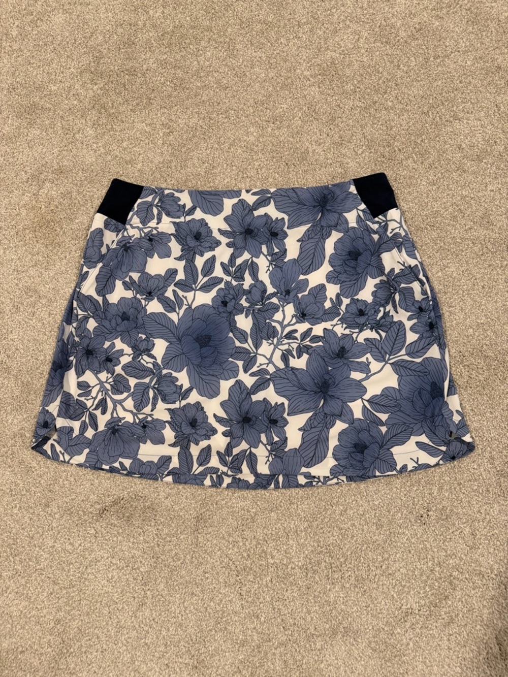 Walter Hagen Women’s size Large blue and white floral golf skirt/skort